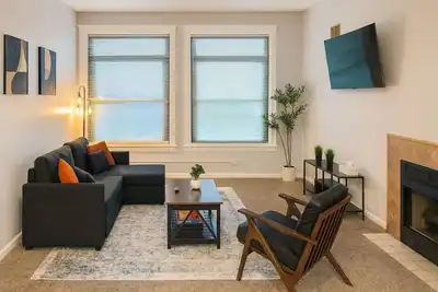 Image de Bright Urban Retreat-Steps to Csu & Theater District, minutes to progressive.