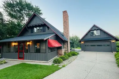 Image de Charming River Chalet sits on Golf Course - 1 block from Waterfront Restaurant!