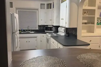 Image de Beautifully restored, fully furnished 3 bedroom home one block from downtown