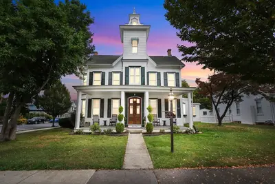 Image de Market Street Manor - Victorian Getaway + Hot Tub