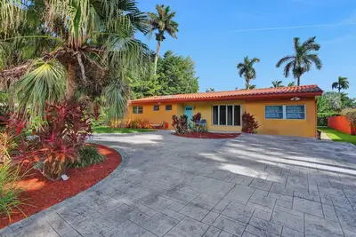 Image de The BeachLife awaits you in this Charming 2-bedroom home in CooL Hollywood Beach