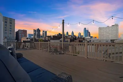 Image de Modern Bi-Level Loft w/ Private Rooftop Deck + Game Room Near Convention Center