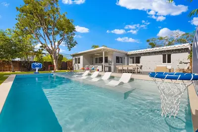 Image de Private heated pool paradise with spa 5 Min from beach!