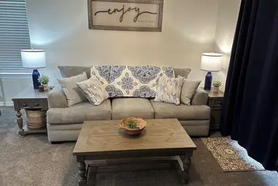 Image de Beautiful Brand new! No Stairs Next to Sdc! 2 king rooms queen sofa 2 full baths