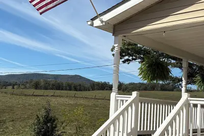 Image de Newly Renovated 1890’s Cozy Farmhouse with all the Modern Comforts