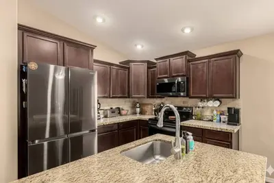 Image de The 27th Street Retreat - 4br w/ Yard - Sleeps 10