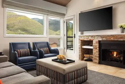 Image de 𝐅𝐢𝐧𝐝𝐢𝐧𝐠 𝐌𝐞𝐢𝐥𝐢: West Vail StreamSide Resort +Amenities Included.