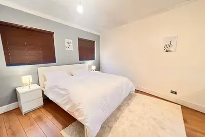 Image de Modern & Spacious 4-Bed Home with big backyard and free parking!