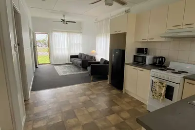 Image de Beach shack, walk from beach and Entrance baths.