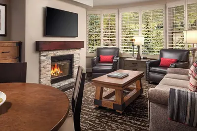 Image de 𝐅𝐢𝐧𝐝𝐢𝐧𝐠 𝐌𝐞𝐢𝐥𝐢: West Vail StreamSide Resort +Amenities Included.