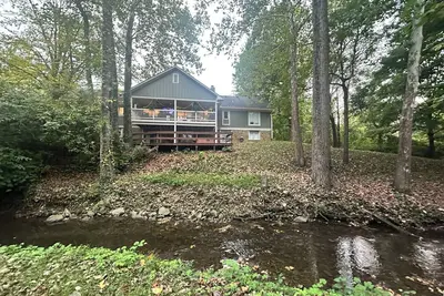 Image de Gorgeous 4-bedroom home on 2-acre wooded lot w/creek, 8 miles south of downtown