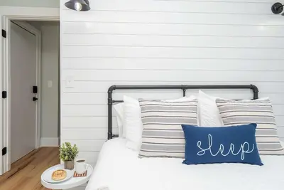 Image de Jennifer's Modern & Comfy Broadway Retreat