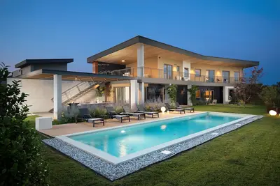 Image de Luxury Villa Puerto de Paz for 8 people near Fažana with 60 m2 private heated pool, sauna, mini-golf & sea view