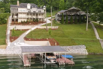 Image de Lakefront luxury in Norris Crest — breathtaking views, dock & modern amenities