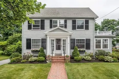 Image de Well-Maintained Property in a Quiet, Tree-Lined Neighborhood. Ideal Location.