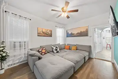 Image de Huge Home | Sleeps 10+ | Minutes from Nyc