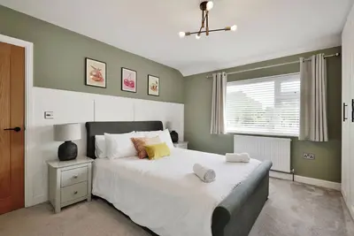 Image de Newly Renovated • Walk into City Centre 7 mins • Gated Driveway • New