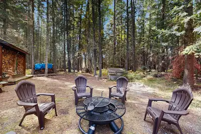 Image de Big Fork rustic loft cabin with forest views, WiFi, 5 miles to Flathead Lake
