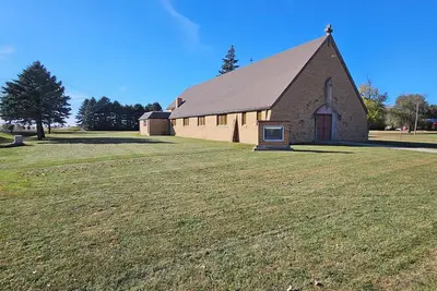 Image de unique 3br lodge w/ basic amenities & two Rv's on 1. 58 acres in beautiful Oldham