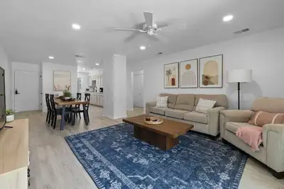 Image de Spacious 2 bedroom cottage; King Bed; fenced yard