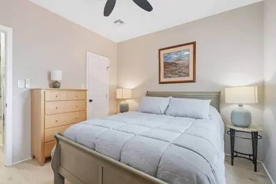 Image de Armory Park - Downtown 2br 1ba with full kitchen