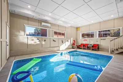 Image de 6-Bedroom Cabin with Indoor Pool, Movie Theater & Hot Tub Near Dollywood
