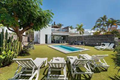 Image de Villa de Vacances 'Playa Del Duque' avec Terrasse Privée, Wi-Fi et Climatisation
