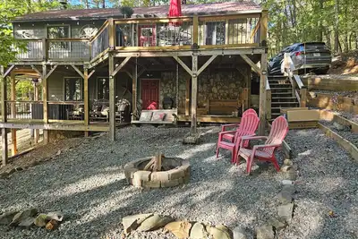 Image de Deer Drop Inn! Charming 2-bdrm cabin, gorgeous mtn views, hot tub and fire pit!