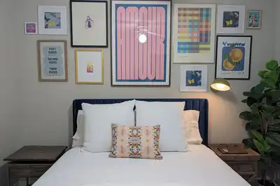 Image de Small Space, Big Personality in Charlotte w/ King + Queen bed, Pet Friendly