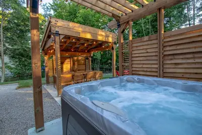 Image de Stunning 3 Bdrm Home W/ Hot Tub, Sauna, Gym!