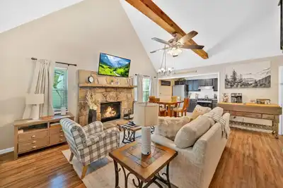 Image de Warm Modern Lodge: Hot Tub, Fireplace & Pacman!