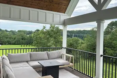 Image de 4-bedroom Lake house in tranquil Winchester with Lakeview's, hot tub, pool.