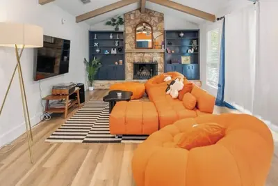 Image de SoCo Stay |Reggae Fest+Downtown Events| Modern 3br
