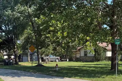 Image de Cozy 2br Main Floor Suite w/ Private Entrance and Huge Backyard Access