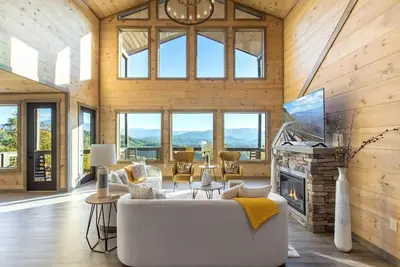 Image de <1 Min to Dollywood! Panoramic Mountain Views! Indoor Pool! Hot Tub! Ev Charger!