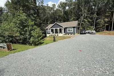 Image de New & Cozy 5 Br Lake Anna Retreat - Large Game Room & Lake Access