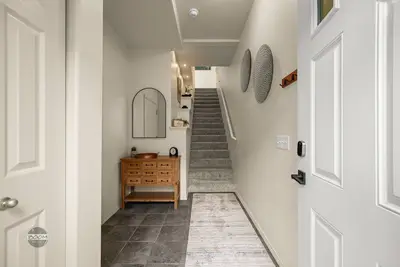 Image de Executive Luxury: Elegant 2br 2. 5ba Condo with 2 Fireplaces & Garage Parking