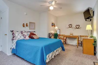 Historic Delphi Studio: Walk to Main St & Creek!