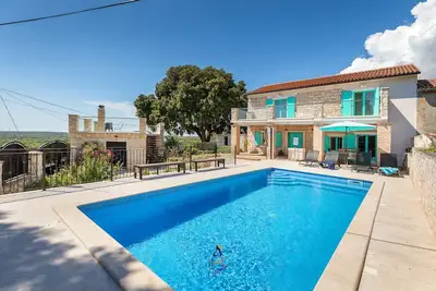 Image de Charmante villa de 3 chambres pour 6 personnes, avec piscine et vue mer
