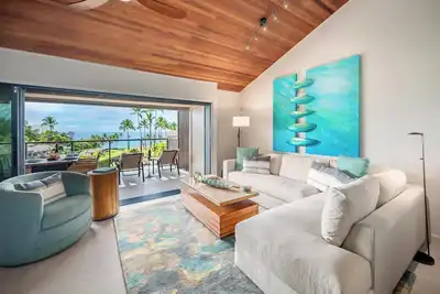 Image de Recently Renovated - Stunning Design & Views