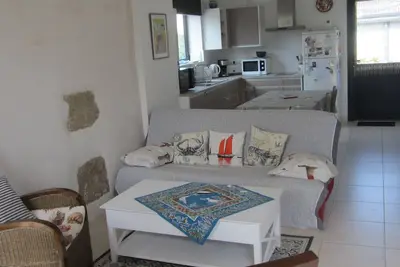 Image de Pen Ty lumineux avec jardinet clos, en plein cœur de la côte de granit rose