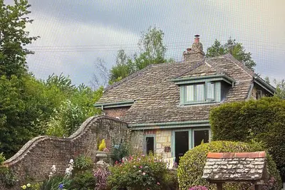 Image de Refurbished historical cottage on the private estate of Slaugham Place Ruins.