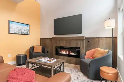 Image de Basecamp Stays: Vibrant & Chic Pad, Hot Tub, & Ac!
