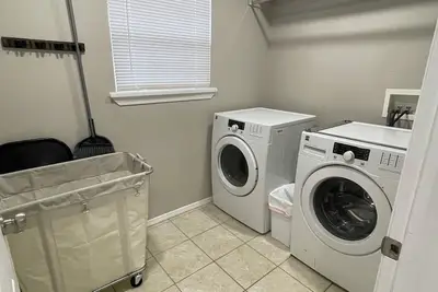 Image de Dashing and Clean- 2 Bedroom Duplex