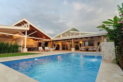 Image de Villa Tranquila-new 4-bedroom home in Atenas, with views and pool!