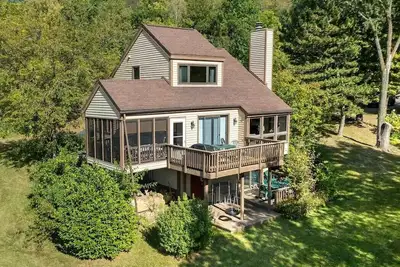 Image de Charming 3-bdrm w/foosball, firepit, screened porch in the Galena Territory