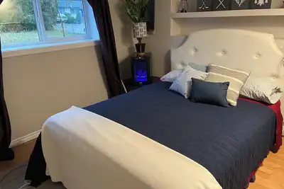 Image de Hot tub | central | Clean | Quiet | private suite| 3 Queen Beds