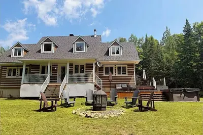 Image de Cozy Fall Waterfront Chalet w/ Spa and Beach Volleyball. Near Mont-Tremblant