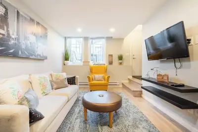 Image de New community. Walking steps to SouthHealth Hospital, shopping, dining and more!