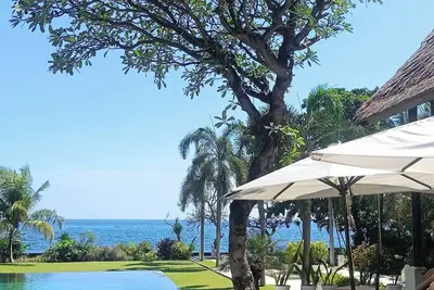 Image de Absolute Paradise! Beachfront villa near Lovina w/jacuzzi, private pool & staff